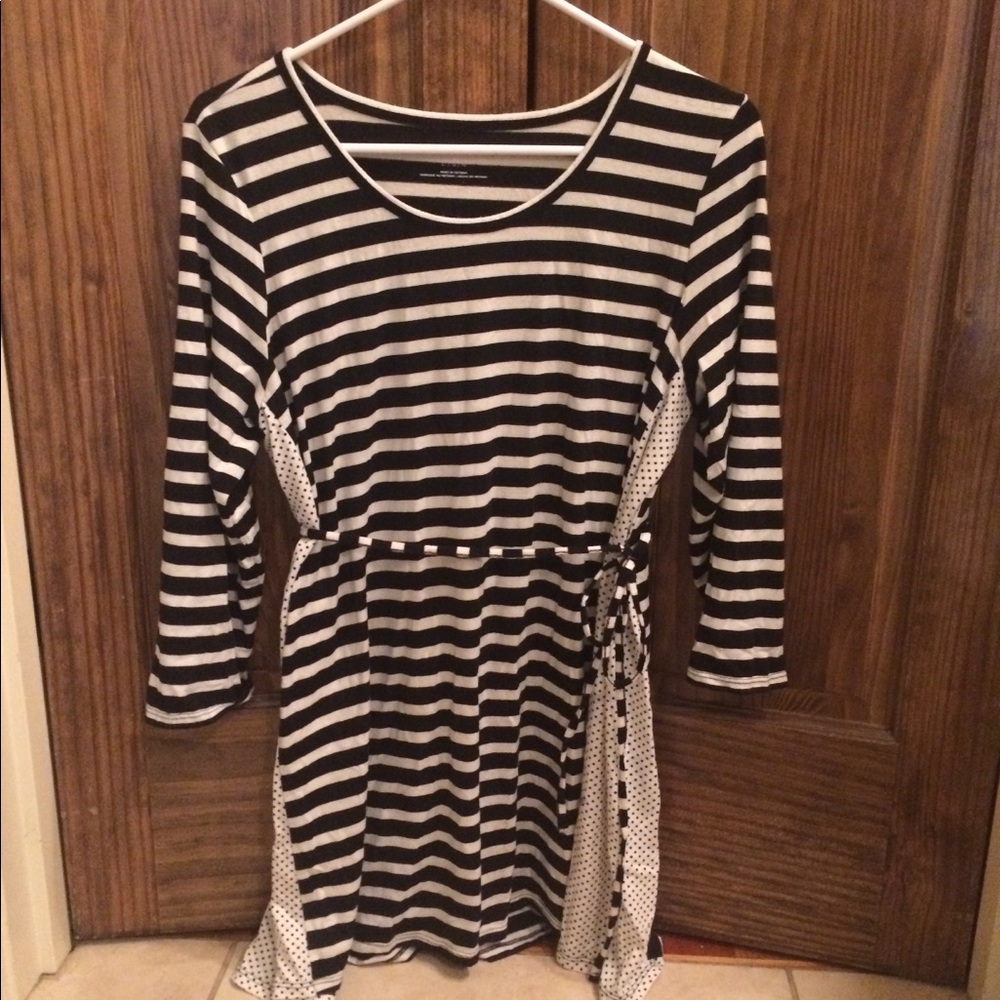 Black and white maternity top